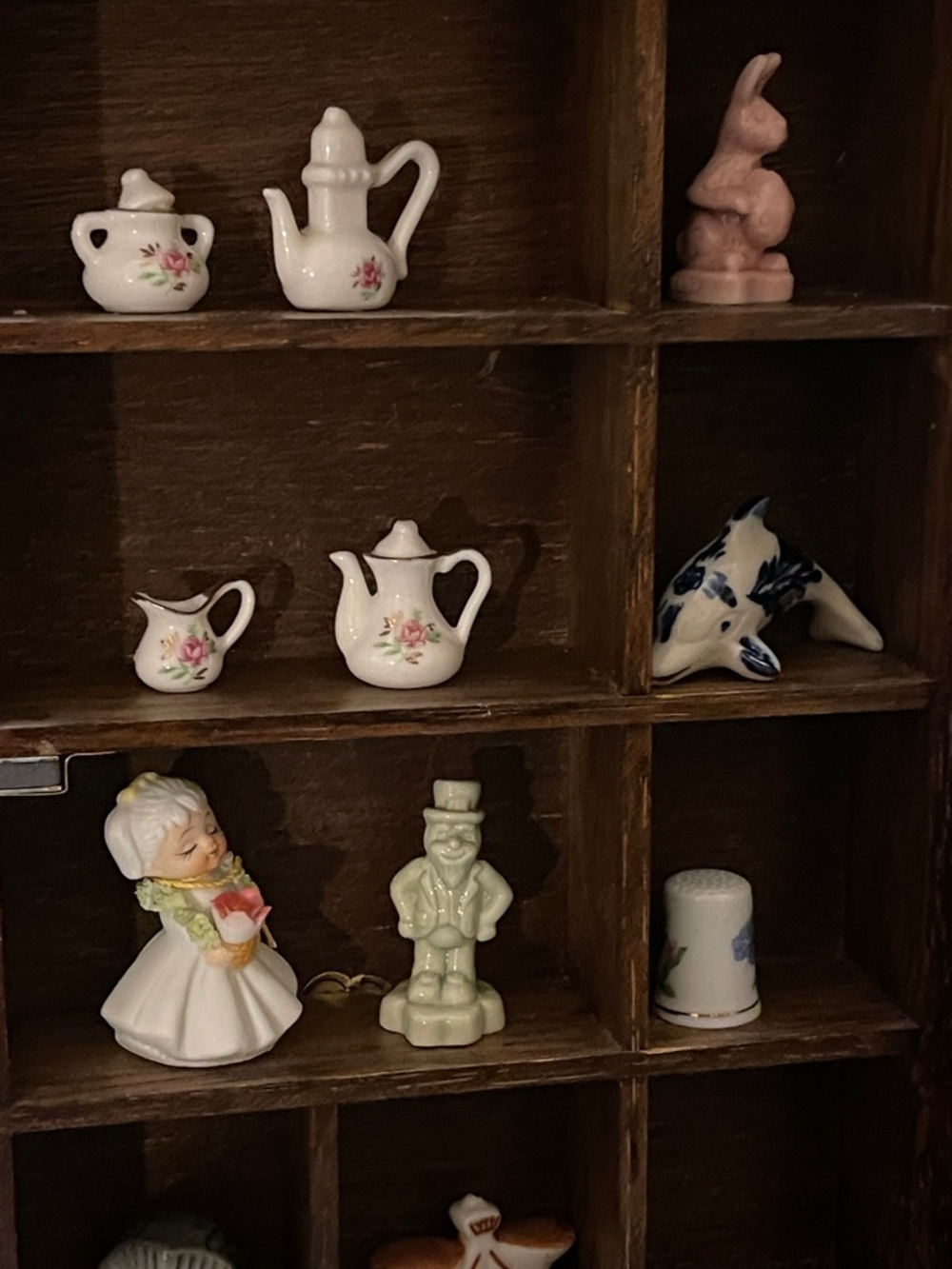 Vintage My Collection By Enesco Wooden Miniature Display Cabinet & 27 pieces - Picture 8 of 9